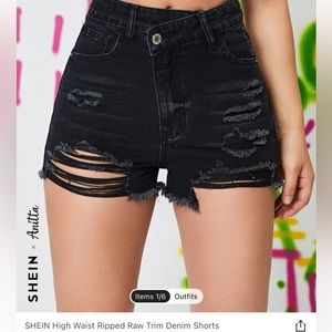 💓 NWT 💓 Cute black ripped jean shorts!